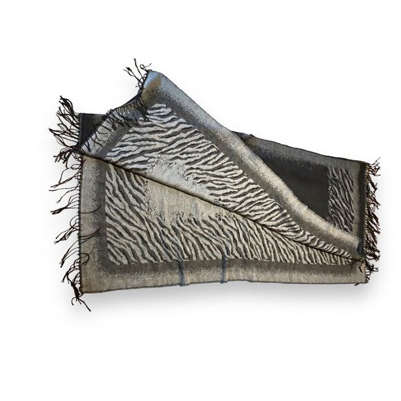 Elegant Black and Gray Wrap - Picture 12 of 15